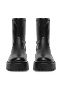 Melnas ādas potītes zābaki ar gludu tekstūru, elastīgām sānu paneļiem un biezām melnām gumijas zālēm ar rakstainu protektoru.