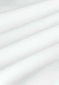 Mīksts, balts audums ar gludu tekstūru, attēlojot vieglas kroku un minimālu, vienmērīgu rakstu. Ideāli piemērots dažādām tekstila lietojumprogrammām.