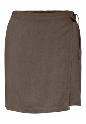 Barna lenvászon overskirt oldalán megkötős záródással és finom hasítékkal az alján, térdig érő, egyszerű és hétköznapi kialakítás.