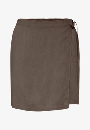 Barna lenvászon overskirt oldalán megkötős záródással és finom hasítékkal az alján, térdig érő, egyszerű és hétköznapi kialakítás.