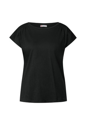 Camiseta negra de manga corta con cuello redondo, de tela suave, con sutiles pliegues en el cuerpo cerca de los hombros y un dobladillo recto. Etiqueta visible en el interior del cuello.
