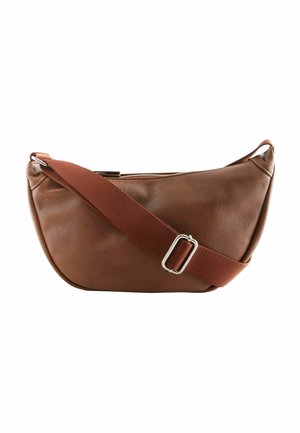 Brązowa skórzana torebka na ramię w kształcie półksiężyca z regulowanym, szerokim paskiem z tkaniny i srebrną klamrą na białym tle.