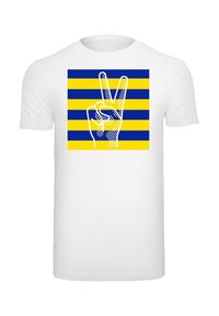 Balta marškinėliai su grafika, vaizduojančia ranką, kuri renka taikos ženklą, priešais horizontalius mėlynus ir geltonus dryžius.