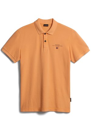 Pomarańczowa koszulka polo z krótkim rękawem, z dwoma guzikami oraz małym napisem i logo flagi na lewej stronie piersi.