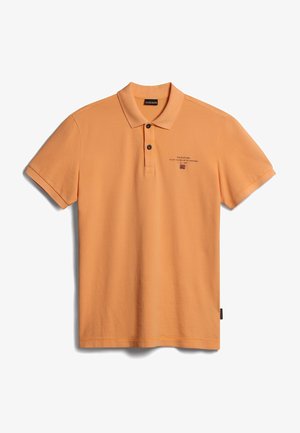 Polo orange à manches courtes avec deux boutons et un petit texte ainsi qu'un logo drapeau sur la partie gauche de la poitrine.