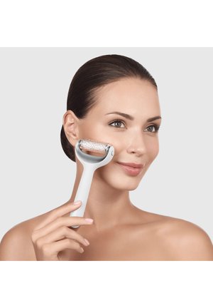 GESKE, MICRONEEDLE FACE BODY ROLLER | 8 IN 1 | SMARTAPPGUIDED - Skincare tool - white