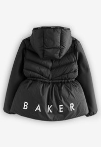 Sort pufferjakke med hætte, struktureret øverste sektion, elastisk talje og store hvide bogstaver, der staver "BAKER" på ryggen.