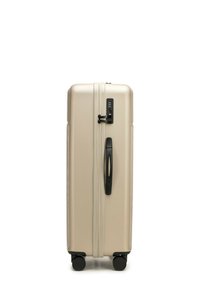 Hardcase koffer in metallic gouden kleur, met een gestructureerd oppervlak, dubbele ritsen, een ingebouwd combinatieslot en vier zwarte wielen.