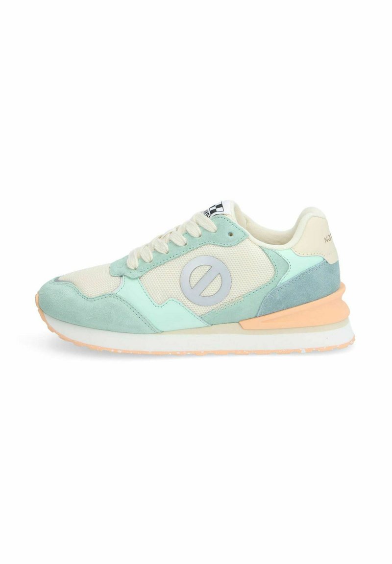 Sneaker leggere con un upper in rete verde menta e accenti in suede, dettagli crema e una suola pesca discreta. Logo circolare sul lato.