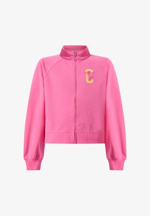 Roze jas met volledige rits, hoge kraag, lange mouwen en een kleine gele afbeelding met de letter "C" op de linkerborst.
