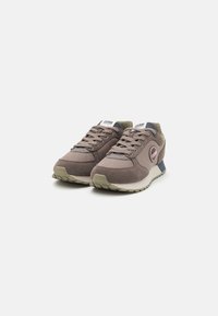 Colmar Originals TRAVIS - Sneakers low - chocolate/anthracite