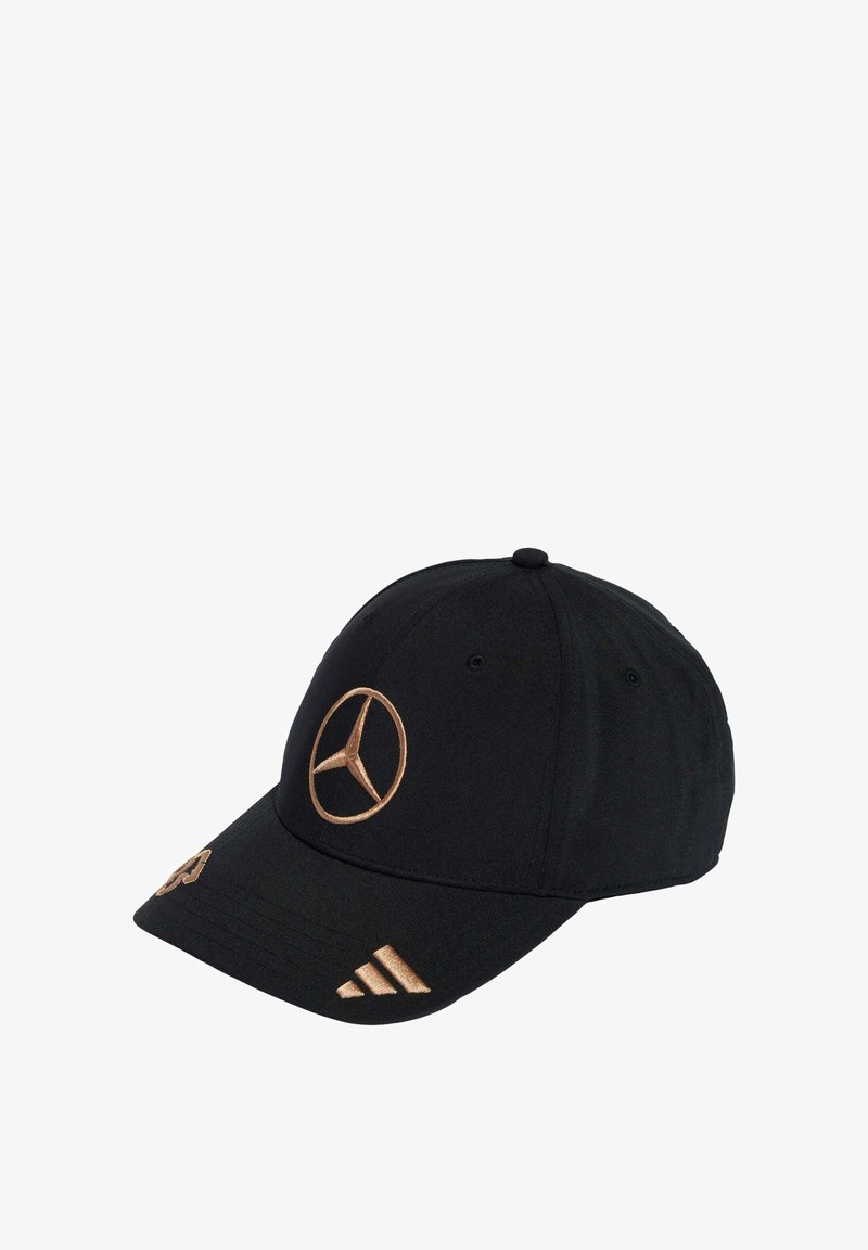 Čierna čiapka z látky s vyšívaným zlatým logom Mercedes na prednej strane a zlatými pruhmi Adidas na leme, štruktúrovaný dizajn.