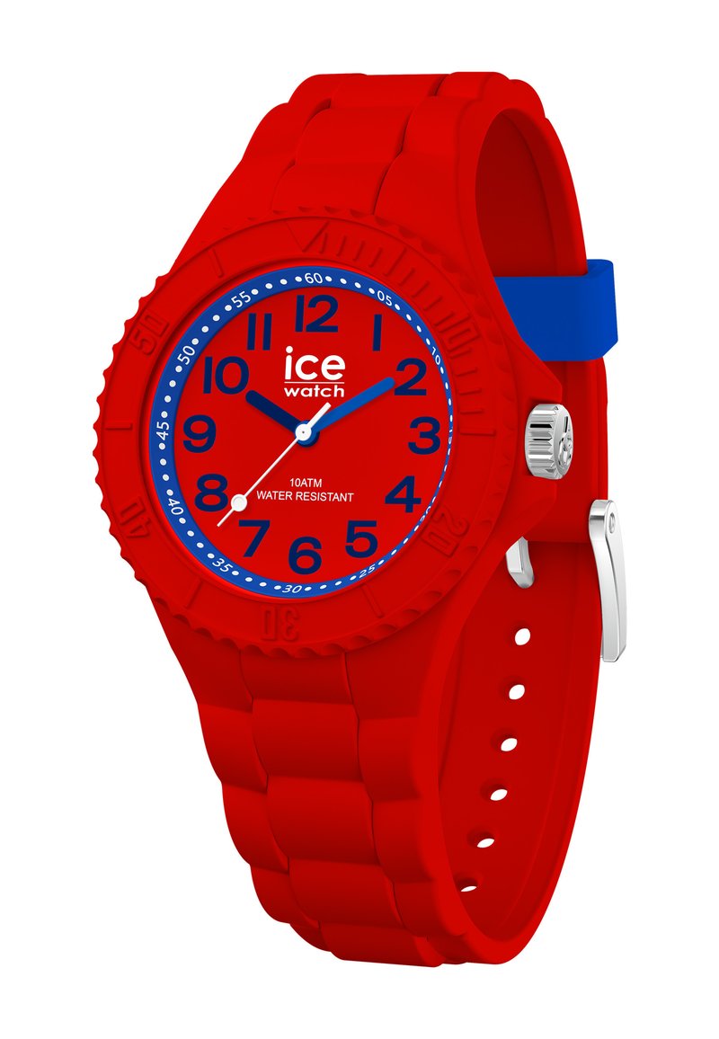 Orologio in silicone rosso con cassa rotonda, numeri e dettagli blu, hardware in argento e resistente all'acqua fino a 10 ATM. Design del cinturino testurizzato.