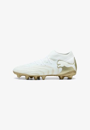 Witte en gouden voetbalschoen met veterdesign en noppenzool, voorzien van een hoge enkelsok en Puma-logo aan de zijkant.