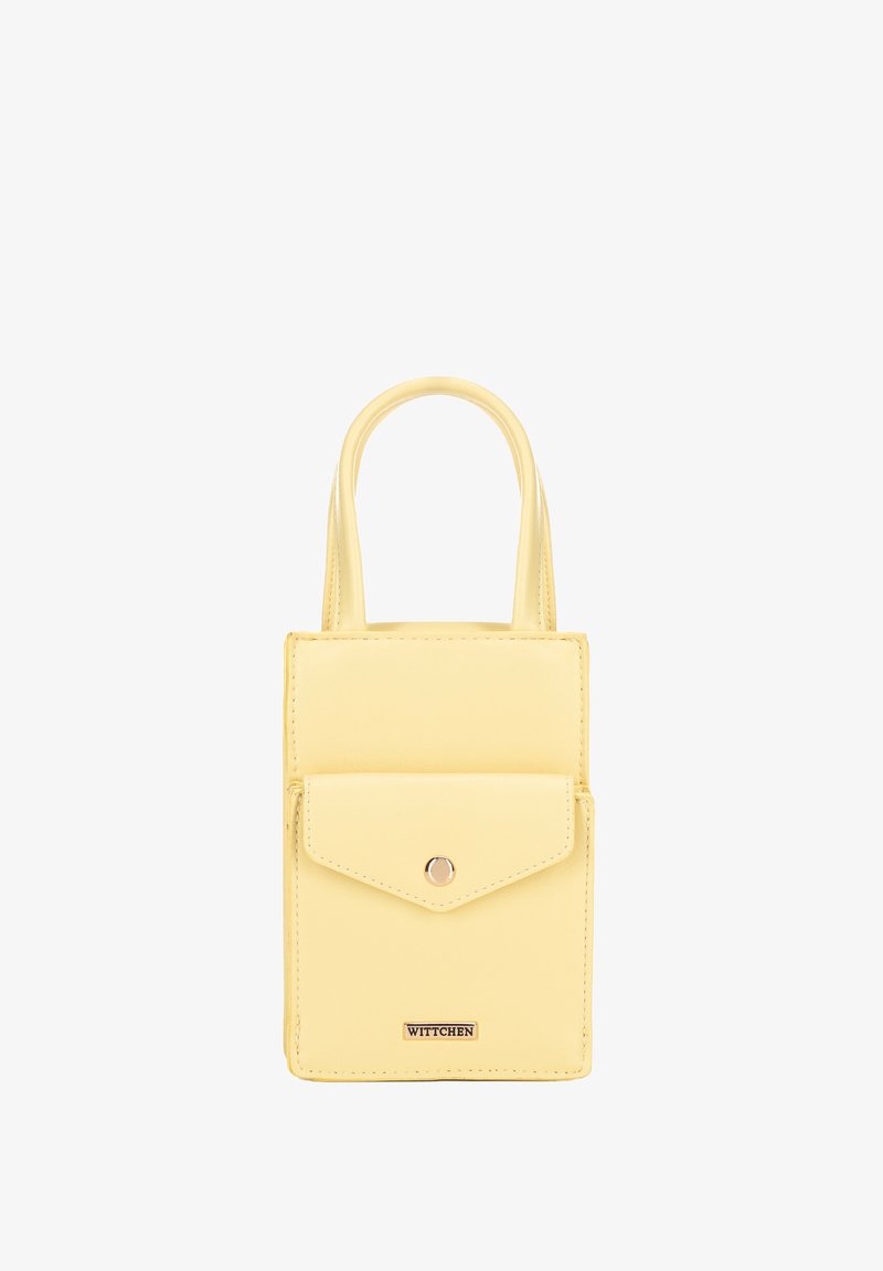 Borsa a mano gialla in ecopelle vegana con due manici corti, una tasca con pattina frontale e una placca con logo color oro nella parte inferiore. Forma rettangolare semplice.