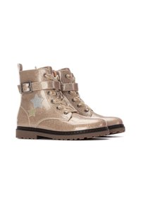 Botines dorados brillantes con textura suave, diseño de cordones, correa ajustable y acentos de estrellas en plata y verde. Suela de goma.