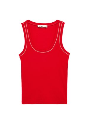 Top rosso senza maniche a coste con scollo a U e cuciture bianche a contrasto lungo i bordi.