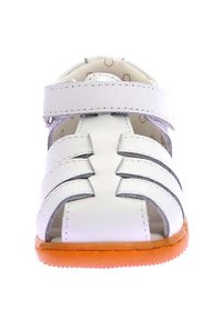 Vit läder sandal med tre horisontella remmar, orange gummisula och ett krok-och-slitsystem. Sömnadsdetaljer längs kanterna.