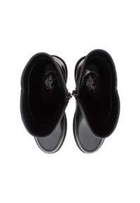 Botas de cuero negras hasta el tobillo con un acabado suave, puntera redondeada y cremalleras laterales. Forradas en el interior con una tela suave, con un logo grabado.