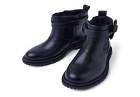 Botas de cuero negro hasta el tobillo con un acabado suave, cremalleras laterales, correas ajustables y acentos texturizados en los costados, con una suela resistente.