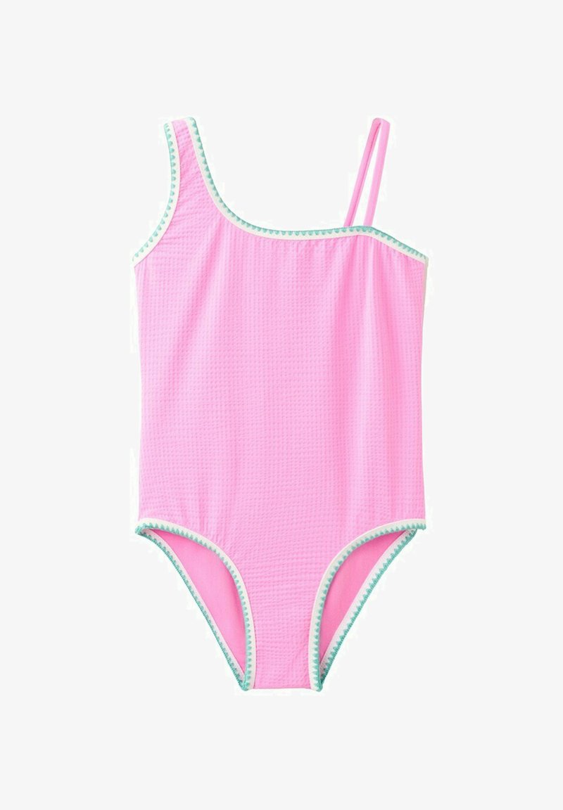 Maillot de bain une pièce rose avec tissu texturé, design asymétrique à une épaule, double bretelle d'un côté et bords garnis de vert.