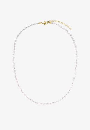 Collier en perles transparentes avec un fermoir en or et une chaîne d'extension. Comporte des perles ovales et rondes, mettant en avant un design simple.