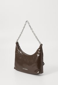 Borsa a tracolla in pelle verniciata marrone scuro con catena argentata e zip, caratterizzata da un piccolo logo "Steve Madden" sul fronte.