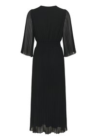 Čierne plisované šaty s priehľadnými rukávmi po lakte, priliehavým smockovaným pásom a splývavou sukňou, s hladkou textúrou materiálu po celej ploche.