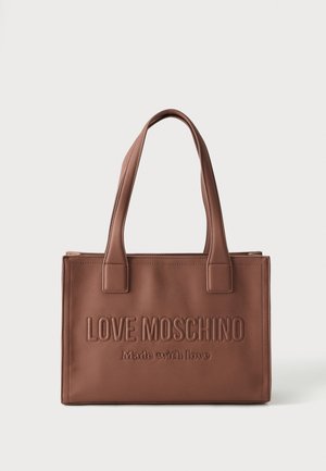 Brązowa skórzana torba typu tote z dwoma uchwytami i wytłoczonym tekstem "LOVE MOSCHINO Made with love" na przednim panelu.