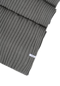 Grå ribbede strikkede tørklæde med et struktureret design og et mærke, der viser brandnavnet "CECIL." Stoffet ser blødt og varmt ud.