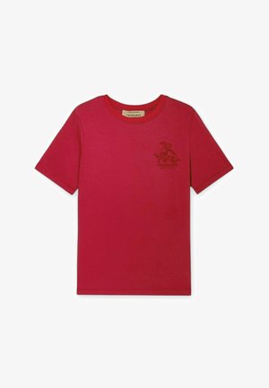 Rød T-shirt med korte ærmer og rund hals, med en lille mørkerød grafik og "Trussardi" logo på venstre bryst.