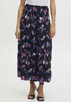 Maxi-Rock mit einem schwarzen Blumenmuster, das rosa, blaue und weiße Blumen zeigt. Hergestellt aus leichtem Stoff, strukturiert mit Stufen.