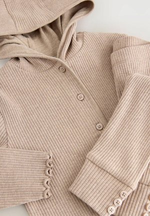 Beige gestrickter Kapuzenpullover mit geripptem Muster, featuring eine Knopfleiste und gewellten Bündchen. Glatter Stoff mit Kapuze für zusätzliche Wärme.