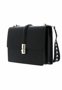 Borsa a tracolla in pelle nera con patta frontale, fibbia argentata lucida e tracolla in tessuto decorato con dettagli in bianco e nero.