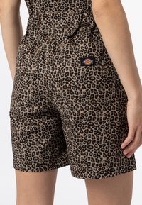 Leren shorts met luipaardprint in een tan kleur, met een tailleband, zijzakken en een discreet Dickies-logo op de achterkant.