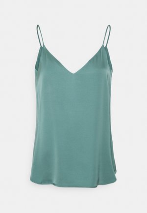 Zielony jedwabisty top na ramiączkach z cienkimi szelkami spaghetti i dekoltem w kształcie litery V na białym tle.