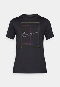 Μαύρο βαμβακερό T-shirt με λευκό λογότυπο Nike και πολύχρωμες ραμμένες περιγράμματα που σχηματίζουν ορθογώνια σχήματα. Κοντά μανίκια, σχέδιο με στρογγυλή λαιμόκοψη.