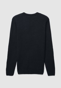 Dunkelblauem Strickpullover, Rundhalsausschnitt, lange Ärmel, strukturiertes Rippenmuster, mit einer weichen, gemütlichen Verarbeitung und ohne sichtbare Beschläge. Rückansicht.