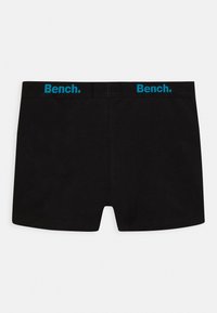 Fekete pamut boxer alsónadrág, kontrasztos kék elasztikus derékkal, amelyen a "Bench." logo látható. Egyszerű dizájn, minta nélkül.