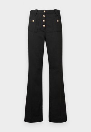 Pantalon noir évasé en tissu texturé, fermeture à cinq boutons dorés et deux poches avant. Coupe ajustée avec détails de coutures visibles.