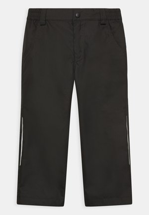 Pantaloni neri impermeabili con cintura elastica, tasche frontali e dettagli riflettenti sui lati. Tessuto liscio, vestibilità dritta.
