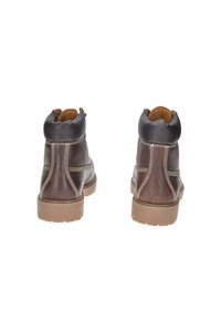 Stivali ankle in pelle marrone scuro con finitura liscia, cuciture chiare a contrasto e suola in gomma. Presentano un colletto imbottito per il massimo comfort.