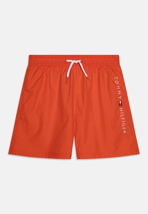 Costumi da bagno da uomo in un vivace arancione, con vita elasticizzata e cordino bianco. Presentano il marchio "TOMMY HILFIGER" in bianco di lato.
