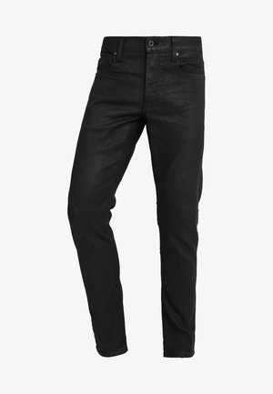 Schwarze Jeans in Slim-Fit mit Knopf- und Reißverschluss, Gürtelschlaufen sowie Vorder- und Gesäßtaschen auf weißem Hintergrund.