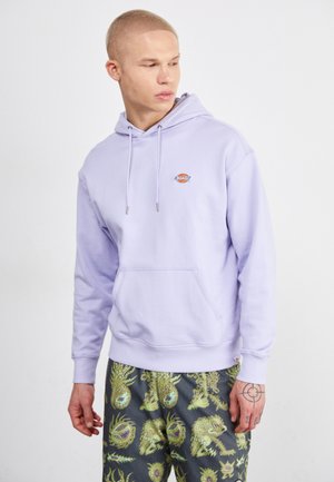 Sudadera lavanda con bolsillo canguro y capucha ajustable con cordón; cuenta con un pequeño logo en el pecho. Tejido texturizado, corte relajado.