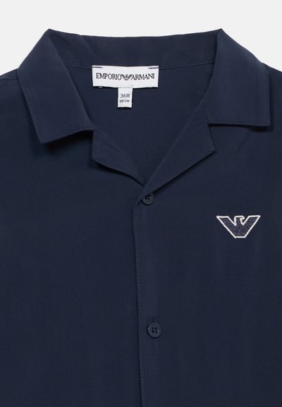 Πουκάμισο Emporio Armani σε ναυτικό μπλε χρώμα με γιακά και κλείσιμο με κουμπιά, ετικέτα μεγέθους 36M 98 εκ., και λευκό κεντημένο λογότυπο στο αριστερό στήθος.