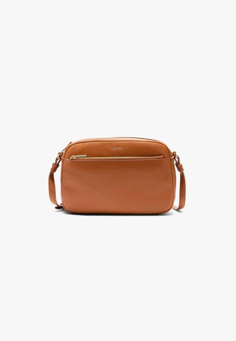 Borsa a tracolla in pelle color tan con texture liscia, tasca anteriore con cerniera e dettagli in metallo dorato. Caratterizzata da una tracolla regolabile e logo del marchio impresso.