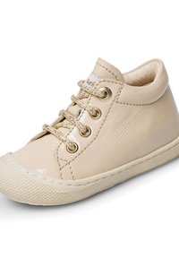 Sneaker alta color beige in pelle verniciata, con occhielli dorati, lacci beige e suola in gomma testurizzata. Design classico con punta tonda.