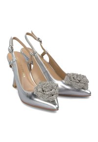Scarpe con tacco a stiletto slingback argento con punta affilata e un ricamo floreale di perline testurizzate sulla punta. Presenta un tacco a blocco piccolo.
