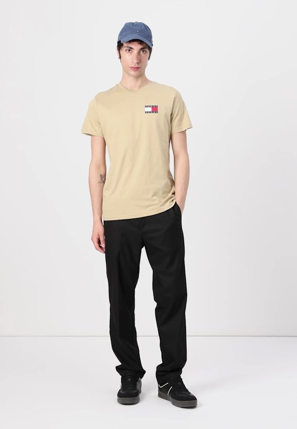 SLIM ESSENTIAL FLAG TEE - Print T-shirt - relic tan2